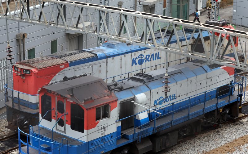 서울 한 코레일차량사업소에 기관차가 정차해 있다. 뉴시스