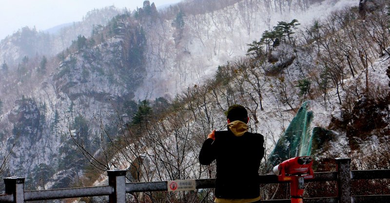밤사이 강원 영서‧산간 주요지역에 눈이 내린 가운데 13일 강원 인제군 한계령에 눈이 쌓여 있다. (인제군 제공. 재판매 및 DB금지) 2025.4.13/뉴스1