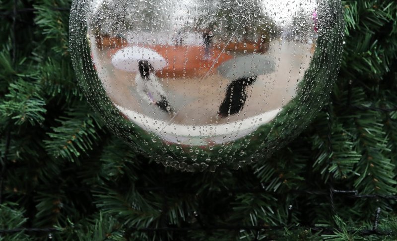 11일 대전·충남은 일부 지역에 돌풍과 함께 천둥·번개를 동반한 강한 비가 내리는 곳이 있을 것으로 예보됐다. 대전 서구 보라매공원에서 우산을 쓴 시민들이 지나고 있다. /뉴스1 ⓒ News1 김기태 기자