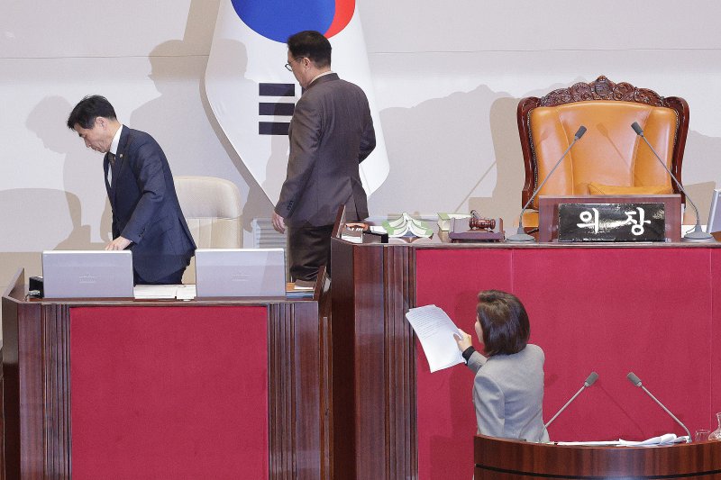 나경원 국민의힘 의원이 9일 서울 여의도 국회에서 열린 제429회국회(정기회) 제16차 본회의에서 무제한 토론(필리버스터) 중 우원식 의장이 정회를 선포하자 항의하고 있다. 2025.12.9/뉴스1 ⓒ News1 신웅수 기자