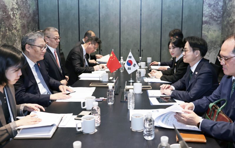 [서울=뉴시스] 황준선 기자 = 김정관 산업통상부 장관이 1일 경북 경주시 소노캄호텔에서 왕 원타오 중국 상무부 부장과 면담을 하고 있다. (사진=산업통상부 제공) 2025.11.01. photo@newsis.com *재판매 및 DB 금지