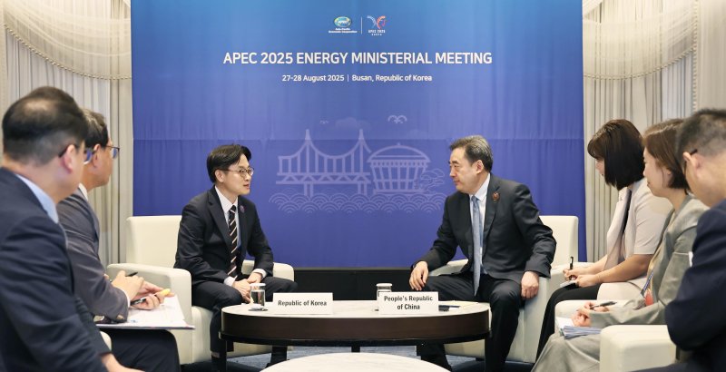 [서울=뉴시스] 김정관 산업통상장원부 장관이 28일 부산 해운대구 파라다이스호텔에서 왕훙즈 중국 '에너지국 국장(장관급)'과 면담하고 있다. (사진=산업통상자원부 제공) 2025.08.28. photo@newsis.com *재판매 및 DB 금지