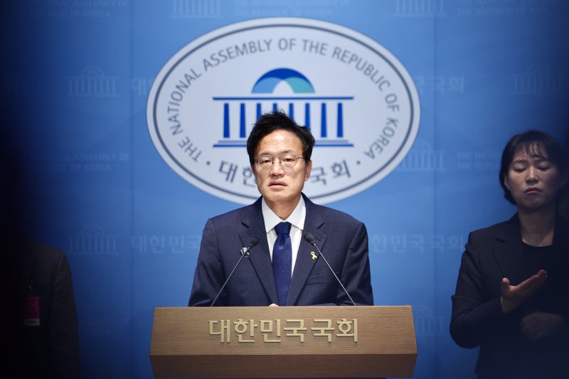 [서울=뉴시스] 김명년 기자 = 박주민 더불어민주당 의원이 지난달 5일 오전 서울 여의도 국회 소통관에서 '광화문 광장 받들어 총 조형물, 서울시 감사의 정원 사업 철회 촉구' 기자회견을 열고 발언하고 있다. 2025.11.05. kmn@newsis.com