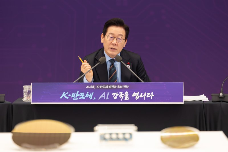 이재명 대통령이 10일 서울 용산 대통령실 청사에서 열린 AI 시대의 K-반도체 비전과 육성전략 보고회에서 발언하고 있다. (대통령실 제공. 재판매 및 DB 금지) 2025.12.10/뉴스1 ⓒ News1 허경 기자