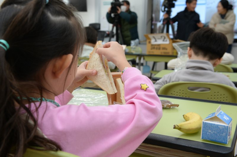 [울산=뉴시스] 배병수 기자 = 급식과 돌봄 등을 담당하는 울산지역 학교 비정규직 노동자들이 총파업에 돌입한 5일 울산 중구 한 초등학교에서 학생들이 대체식으로 점심을 먹고 있다.2025.12.05.bbs@newsis.com.