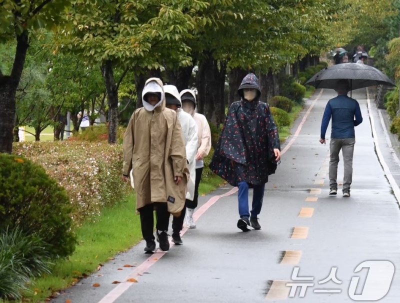 우비를 입은 시민들이 비를 맞으며 걸어가고 있다. / 뉴스1 ⓒ News1