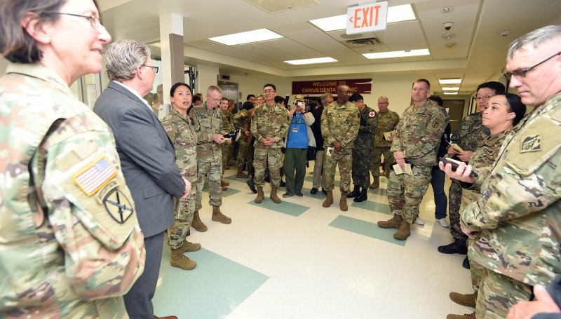 【평택=뉴시스】이정선 기자 = 30일 오후 경기 평택 주한 미 육군 캠프 험프리스에서 열린 '제65의무여단사령부, 캠프 험프리스 치과병원 개원 행사'에서 미 육군 치과 군의감 토마스 템펠(Thomas Tempel) 소장을 비롯한 내빈들이 내부시설을 둘러보고 있다.이번 개원한 치과병원은 79개의 신형 치과 진료체어를 보유한 병원으로 태평양 지역과 국방부에서 가장 큰 규모로 한국 전쟁 당시 치과 군의관 이었던 마빈 카리우스(Marvin Carius) 소령의 이름을 따서 명명했다. 2017.05.30. ppljs@newsis.com
