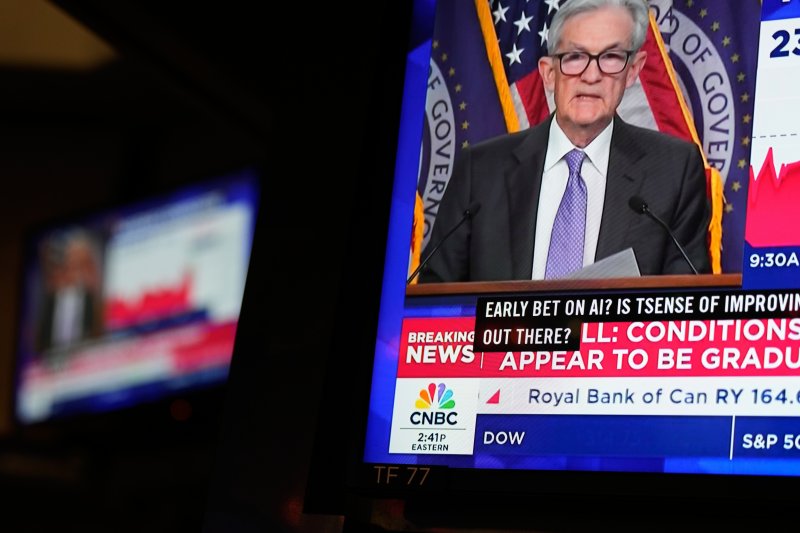 미국 뉴욕 뉴욕증권거래소(NYSE) TV에 10일(현지시간) 제롬 파월 연방준비제도(연준) 의장의 기자회견이 방송되고 있다. AP 연합