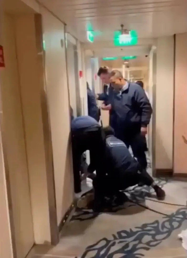 [서울=뉴시스]크루즈 선박 복도에서 술에 취해 난동을 부리는 마이클 버질(35)이 승무원들에 의해 제압되는 장면.(사진출처: 더선 캡처)2025.12.10.