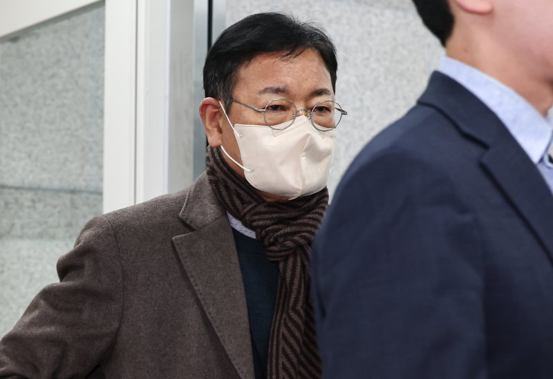 '쌍방울 대북 송금 사건'을 수사하는 과정에서 진술 회유가 있었다는 의혹을 받는 안부수 아태평화교류협회장이 10일 서울 서초구 중앙지방법원에서 열린 구속 전 피의자 심문(영장실질심사)에 출석하고 있다. 2025.12.10/뉴스1 ⓒ News1 김도우 기자