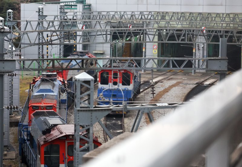 [서울=뉴시스] 최진석 기자 = 전국철도노동조합 총파업을 하루 앞둔 10일 서울 한 코레일차량사업소에 기관차가 정차해 있다. 전국철도노동조합은 임금교섭 결렬에 따라 11일 오전 9시부터 무기한 총파업에 돌입하겠다고 밝혔다. 2025.12.10. myjs@newsis.com