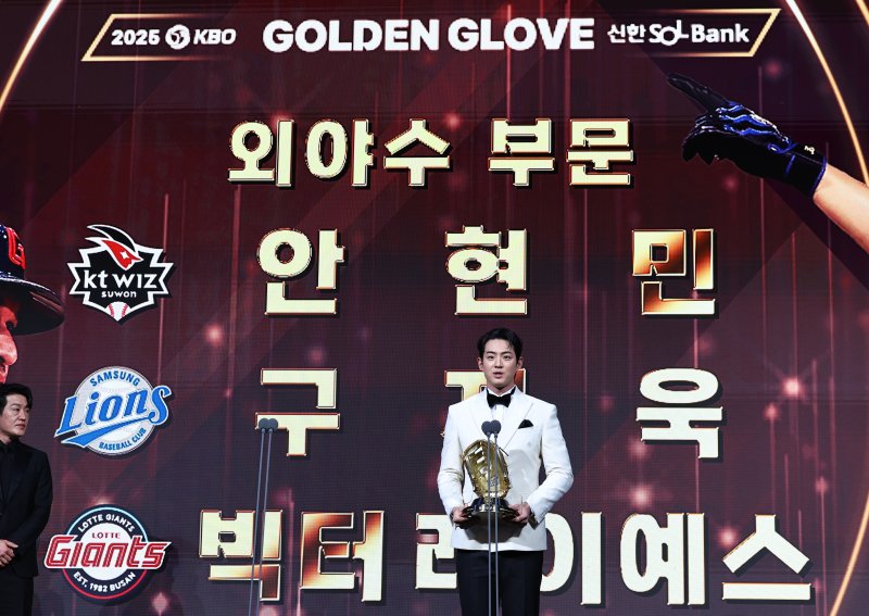 [서울=뉴시스] 최진석 기자 = 삼성 구자욱이 9일 서울 송파구 롯데호텔 월드에서 열린 '2025 KBO 골든글러브 시상식'에서 외야수 골든글러브를 수상 후 소감을 밝히고 있다. 2025.12.09. myjs@newsis.com