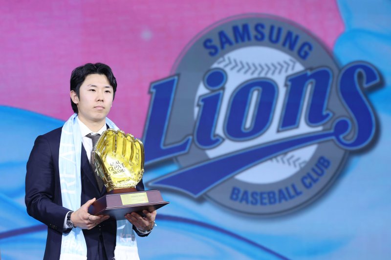 [서울=뉴시스] 권창회 기자 = 1일 서울 광진구 그랜드 워커힐 서울에서 열린 '2025 컴투스프로야구 리얼글러브 어워드'에서 외야수상을 수상한 삼성라이온즈 김성윤이 기념촬영을 하고 있다. 리얼글러브 어워드는 한국 프로야구 선수들이 직접 투표를 통해 동료 선수들의 활약을 평가하고 각 포지션별 최고의 선수를 선정하는 국내 유일의 선수 주도형 시상식이다. 2025.12.01. kch0523@newsis.com