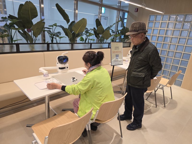 AI로봇 바둑을 체험하는 시민들 모습