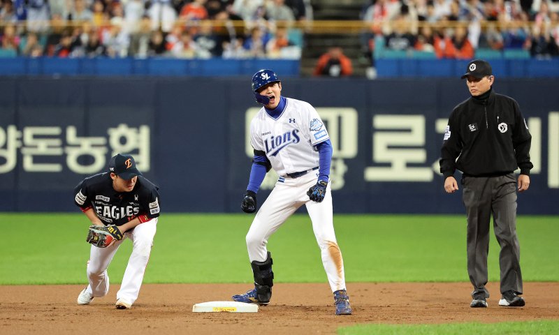 [대구=뉴시스] 이무열 기자 = 21일 대구 수성구 삼성라이온즈파크에서 열린 2025 신한 SOL 뱅크 KBO 포스트시즌 플레이오프 3차전 한화 이글스와 삼성 라이온즈의 경기, 1회말 2사 주자 없는 상황에서 삼성 구자욱이 2루타를 친 뒤 기뻐하고 있다. 2025.10.21. lmy@newsis.com