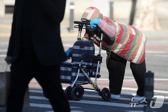 한 노인이 보행보조기를 의지하면서 횡단보도를 건너고 있다./뉴스1 공정식 기자