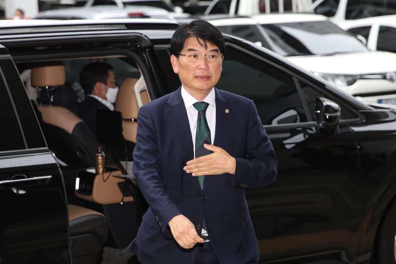 [서울=뉴시스] 최동준 기자 = '보좌진 성추행 혐의' 박완주 전 더불어민주당 의원이 지난 2023년 8월30일 서울 양천구 서울남부지방법원에서 열린 1차 공판에 출석하고 있다. (공동취재사진) 2023.08.30. photo@newsis.com