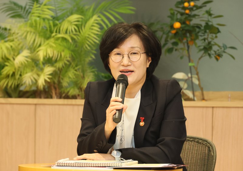 [서울=뉴시스] 원민경 성평등가족부 장관이 3일 오후 서울 성동구 KT&G 상상플래닛에서 열린 제4차 성평등 토크콘서트 '소다팝'에서 청년 참가자들과 함께 '사회 참여기 청년의 성별 인식격차' 주제에 대해 토론하고 있다. (사진=성평등가족부 제공) 2025.12.03. photo@newsis.com *재판매 및 DB 금지