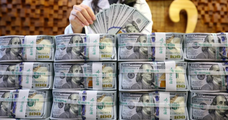 [서울=뉴시스] 박주성 기자 = 서울 중구 하나은행 위변조대응센터에서 관계자가 보유중인 달러를 정리하고 있는 모습.2025.12.03. park7691@newsis.com