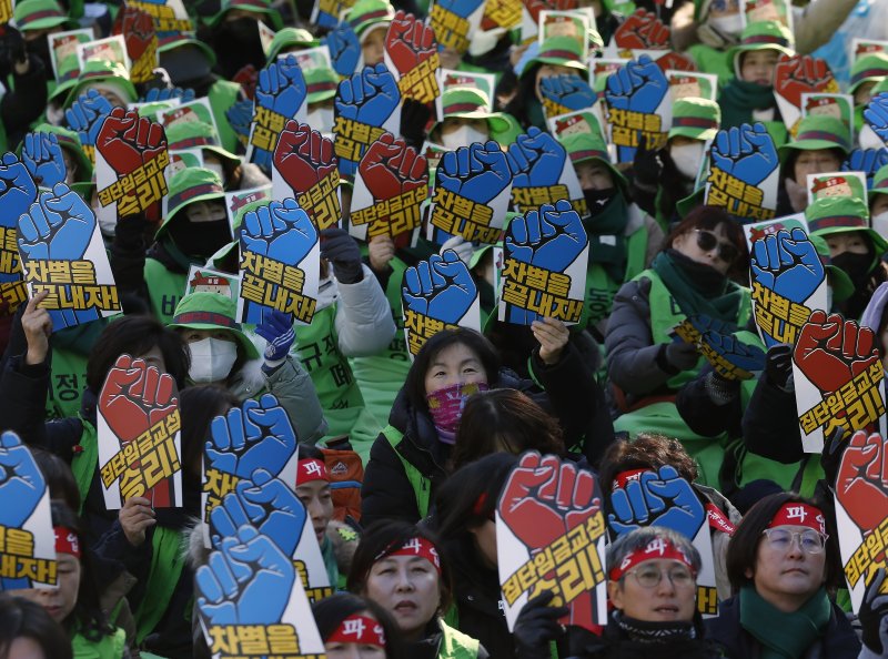 전국학교비정규직연대회의 조합원 등이 서울 여의도 국회의사당 인근에서 가진 전국학교비정규직연대회의 2차 총파업대회에서 구호를 외치고 있다. 2025.12.4/뉴스1 ⓒ News1 박정호 기자