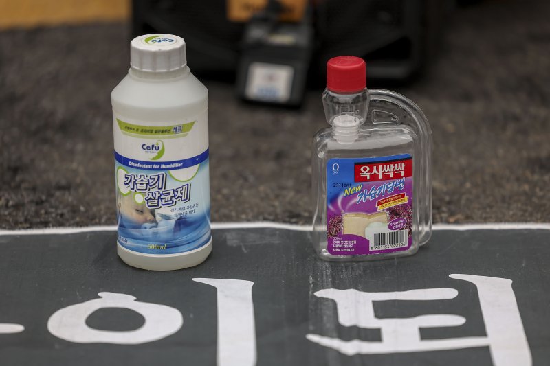 [서울=뉴시스] 정병혁 기자 = 6일 서울 서초구 서울중앙지방법원 앞에서 열린 가습기 살균제 참사 세퓨 제품피해 국가책임 민사소송 2심 판결에 대한 입장발표 기자회견에 가습기 살균제가 놓여 있다. 2024.02.06. jhope@newsis.com