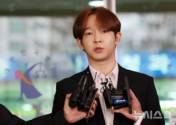 [서울=뉴시스] 서울서부지법 형사11단독 허준서 부장판사는 내달 11일 도로교통법 위반(음주운전) 등 혐의를 받는 남씨의 첫 공판기일을 연다. 사진은 마약 투약 혐의를 받은 나씨가 지난해 1월 18일 오전 서울 마포구 서울서부지방법원에서 열린 선고 공판에서 집행유예 선고를 받은 뒤 취재진 질문에 답하고 있는 모습. (사진=뉴시스DB) photo@newsis.com *재판매 및 DB 금지