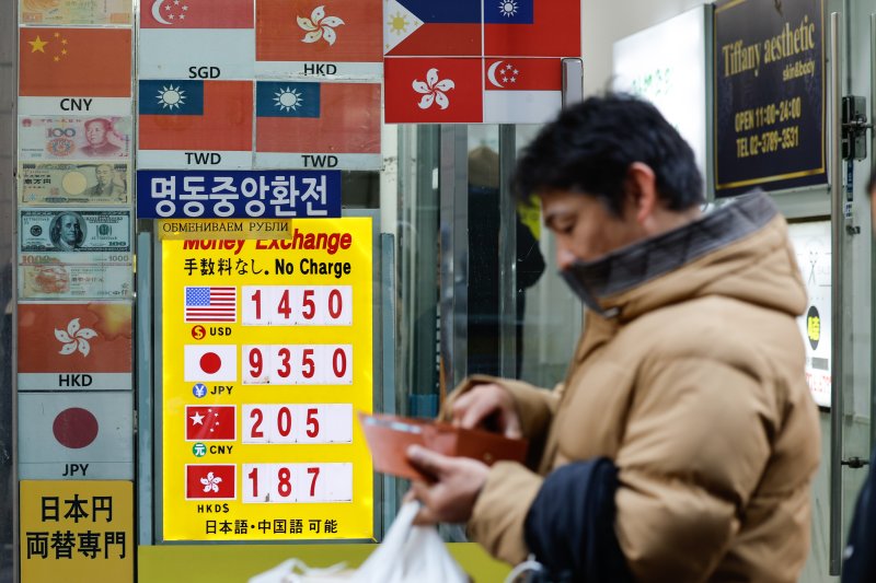 서울 중구 명동거리의 환전소에 환율이 표시돼 있다.ⓒ News1 안은나 기자