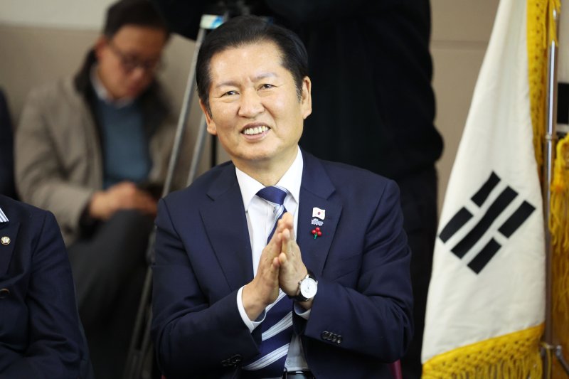 정청래 더불어민주당 대표가 10일 오전 광주 서구 김대중컨벤션센터에서 열린 호남발전특별위원회 성과보고회에서 박수를 치고 있다. 2025.12.10/뉴스1 ⓒ News1 이승현 기자