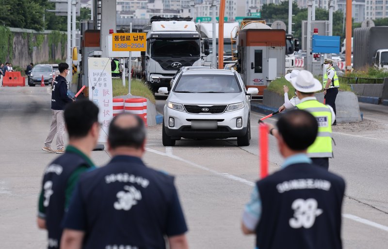 서울시와 자치구, 경찰청 및 한국도로공사 등 관계자들이 톨게이트에서 체납 및 과태료 체납차량 합동 단속을 하고 있다. 2025.6.10/뉴스1 ⓒ News1 김성진 기자