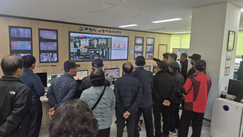 [통영=뉴시스] 신정철 기자= 경남 최초로 통영시에 설치·운영되고 있는 1일 130t 규모의 통영·고성 광역자원회수시설(소각시설)에 대한 전국적인 견학 방문이 이어지고 있다. 사진은 2022년부터 30회 이상 방문한 통영·고성 광역자원회수시설 견학 모습.(사진=통영시 제공).2025.12.10. photo@newsis.com *재판매 및 DB 금지