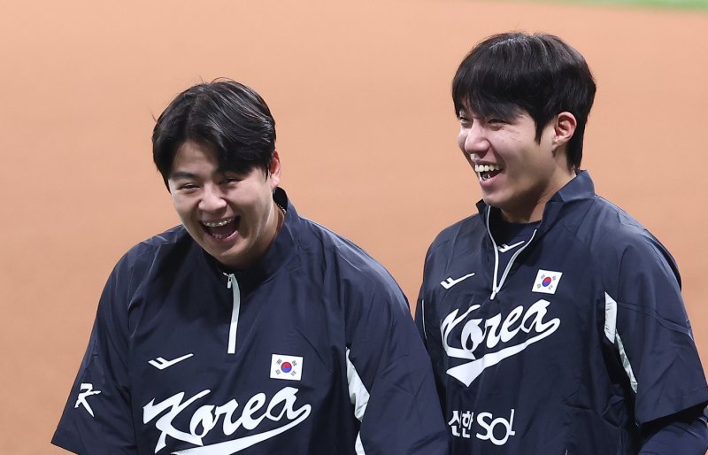 야구대표팀 노시환과 원태인이 7일 서울 고척스카이돔에서 훈련을 하기 전 미소짓고 있다. 류지현 감독이 이끄는 대표팀은 오는 8,9일 체코에 이어 15,16일에 일본과의 평가전 경기를 치를 예정이다. 2025.11.7/뉴스1 ⓒ News1 김성진 기자