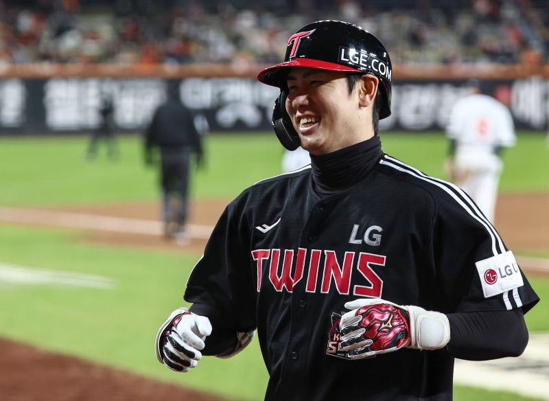 31일 대전 한화생명볼파크에서 열린 프로야구 2025 신한 SOL뱅크 KBO 포스트시즌 한국시리즈 5차전 LG 트윈스와 한화 이글스의 경기, 9회초 1사 만루 상황에서 LG 홍창기가 1타점 희생플라이를 치고 더그아웃으로 향하며 기뻐하고 있다. 2025.10.31/뉴스1 ⓒ News1 김도우 기자