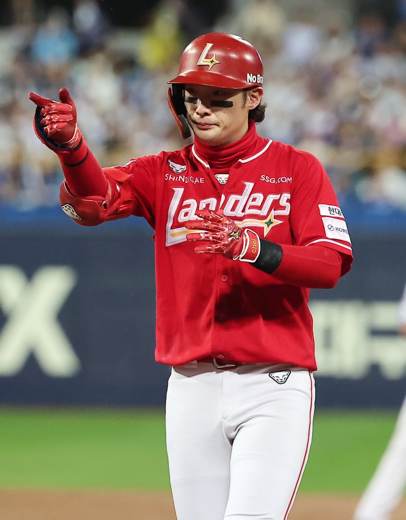 13일 오후 대구 삼성라이온즈파크에서 열린 프로야구 2025 신한 SOL뱅크 KBO 준플레이오프 3차전 SSG 랜더스와 삼성 라이온즈의 경기, SSG 최지훈이 4회초 2사 2루 상황 적시타를 친 뒤 세리머니를 하고 있다. 2025.10.13/뉴스1 ⓒ News1 김진환 기자