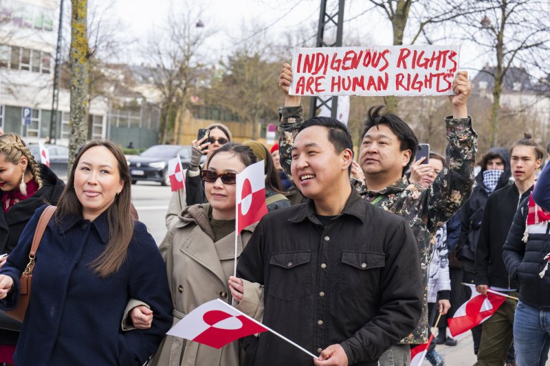 [코펜하겐=AP/뉴시스] 6일(현지 시간) 덴마크 코펜하겐 주재 미국대사관 앞에서 그린란드인들이 손팻말을 들고 시위하고 있다. 미국의 그린란드 합병 야심에 덴마크 국방정보국이 미국을 안보 위협으로 규정하는 보고서를 발표했다. 2025.12.10.