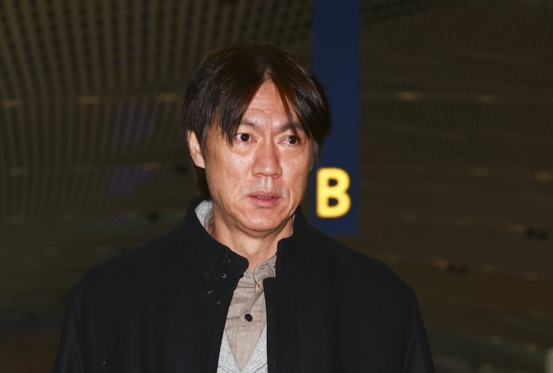[서울=뉴시스] 김근수 기자 = 홍명보 대한민국 축구 국가대표팀 감독이 3일 오전 인천 중구 제2여객터미널에서 출국장으로 이동하고 있다. 홍 감독은 이날 2026 북중미 월드컵 조 추첨식 참석과 베이스캠프 후보지를 둘러보기 위해 미국 워싱턴DC로 출국한다. 2025.12.03. ks@newsis.com