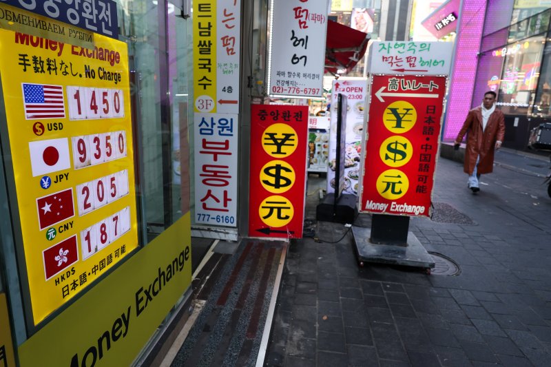 고환율이 계속되면서 미국 연방공개시장위원회(FOMC)의 금리 인하 가능성에 대한 기대감이 커지고 있는 7일 서울 중구 명동거리의 환전소에 환율이 표시돼 있다. 2025.12.7/뉴스1 ⓒ News1 안은나 기자