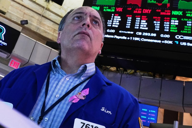 [뉴욕=AP/뉴시스]미국 뉴욕증시에서 10일(현지 시간) 주요 지수는 연방준비제도(연준·Fed)가 금리를 인하하자 상승 마감 했다. 사진은 월가 트레이더 제임스 콘티가 지난달 20일 뉴욕증권거래소(NYSE)에서 업무를 보고 있는 모습. 2025.12.11.