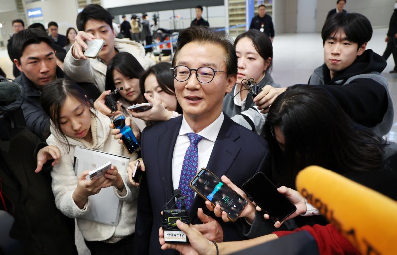 [인천공항=뉴시스] 조성우 기자 = 통일교로부터 금품을 수수했다는 의혹이 제기된 전재수 해양수산부 장관이 11일 오전 인천국제공항 제2여객터미널을 통해 귀국해 의혹 관련 입장을 밝힌 뒤 취재진 질문을 받으며 이동하고 있다. 2025.12.11. xconfind@newsis.com