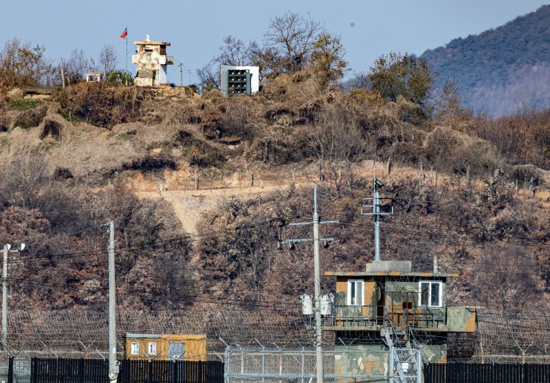 경기도 파주 접경지역에서 서로 마주 바라보고 있는 남북초소. 2025.11.18/뉴스1 ⓒ News1 이재명 기자