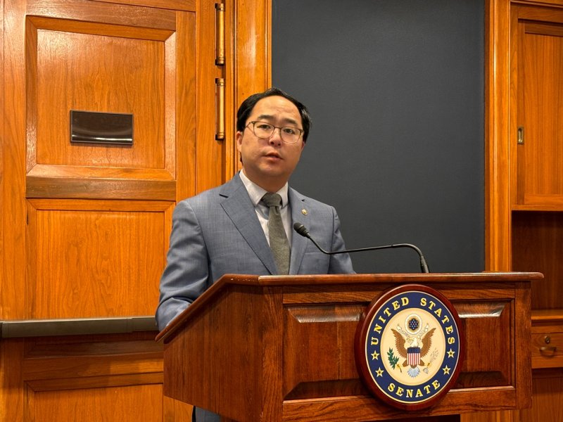 [워싱턴=뉴시스]이윤희 특파원 = 한국계 미국인 최초로 미국 연방상원에서 활동 중인 앤디 김(민주·뉴저지) 상원의원이 10일(현지 시간) 미국 워싱턴DC 연방상원 건물인 더크슨빌딩에서 한국 특파원들과 간담회를 진행하고 있다. 2025.12.11.