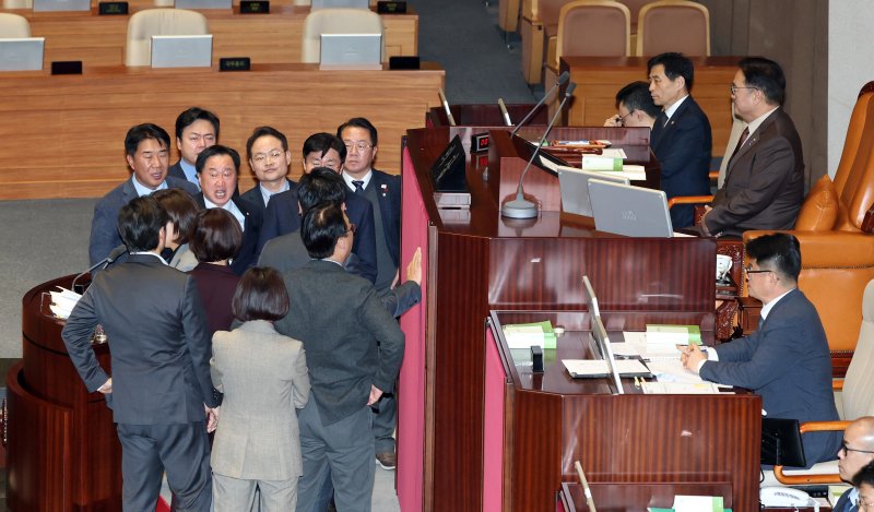 지난 9일 서울 여의도 국회에서 열린 제429회국회(정기회) 제16차 본회의에서 나경원 국민의힘 의원이 가맹사업법 개정안에 대한 무제한토론(필리버스터)을 하는 가운데 여야 원내수석을 비롯한 의원들이 의장석 앞에서 실랑이를 벌이고 있다. 2025.12.9/뉴스1 ⓒ News1 이승배 기자
