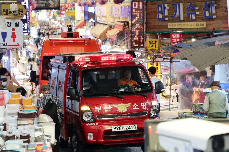 [부산=뉴시스] 하경민 기자 = 부산 부산진소방서와 부산진구청, 부전시장상인회 등이 30일 부전시장에서 소방차량을 동원해 소방통로 확보 훈련을 하고 있다. 2025.07.30. yulnetphoto@newsis.com