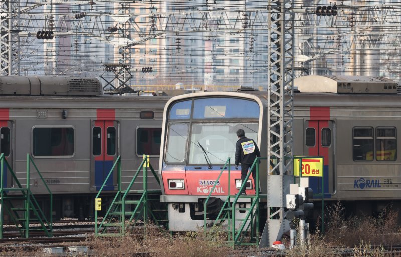 전국철도노동조합이 예고한 무기한 총파업이 하루 앞으로 다가온 지난 10일 경기 오산시 수도권 전철 1호선 서동탄역에 전동차가 세워져 있다. 2025.12.10/뉴스1 ⓒ News1 김영운 기자