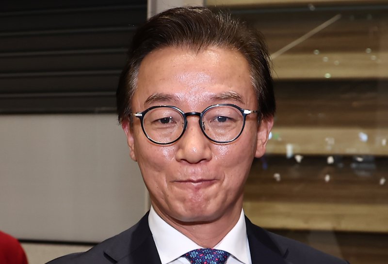 통일교로부터 금품을 수수했다는 의혹이 제기된 전재수 해양수산부 장관이 11일 오전 'UN해양총회' 유치 활동을 마친 후 인천국제공항 제2여객터미널을 통해 귀국해 입장을 밝힌 후 이동하고 있다. 윤영호 전 통일교 세계본부장은 지난 2018년에서 2020년 당시 전재수 의원에게 수천만원이 담긴 현금 상자와 명품 시계 2점을 전달했다고 김건희 국정농단 특검에 진술한 것으로 알려졌다. 2025.12.11/뉴스1 ⓒ News1 김성진 기자