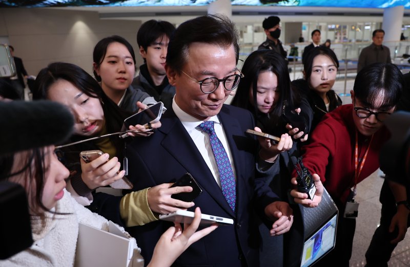 통일교로부터 금품을 수수했다는 의혹이 제기된 전재수 해양수산부 장관이 11일 오전 'UN해양총회' 유치 활동을 마친 후 인천국제공항 제2여객터미널을 통해 귀국해 입장을 밝힌 후 발걸음을 옮기고 있다. 2025.12.11/뉴스1 ⓒ News1 김성진 기자