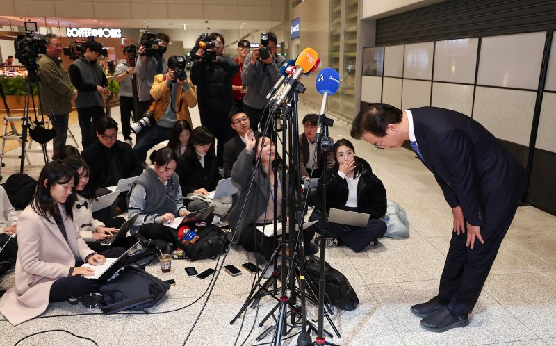 통일교로부터 금품을 수수했다는 의혹이 제기된 전재수 해양수산부 장관이 11일 오전 'UN해양총회' 유치 활동을 마친 후 인천국제공항 제2여객터미널을 통해 귀국해 입장을 밝힌 후 인사하고 있다. 2025.12.11/뉴스1 ⓒ News1 김성진 기자