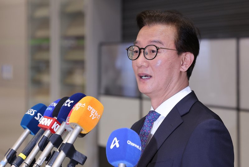 통일교로부터 금품을 수수했다는 의혹이 제기된 전재수 해양수산부 장관이 11일 오전 'UN해양총회' 유치 활동을 마친 후 인천국제공항 제2여객터미널을 통해 귀국한 후 입장을 밝히고 있다. 2025.12.11/뉴스1 ⓒ News1 김성진 기자