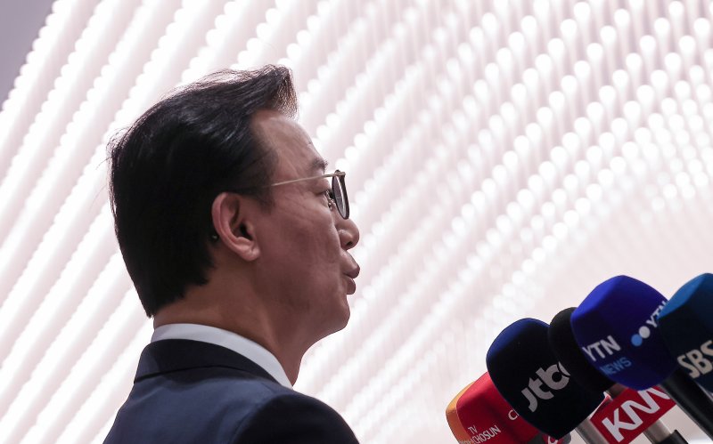 통일교로부터 금품을 수수했다는 의혹이 제기된 전재수 해양수산부 장관이 11일 오전 'UN해양총회' 유치 활동을 마친 후 인천국제공항 제2여객터미널을 통해 귀국한 후 입장을 밝히고 있다. 2025.12.11/뉴스1 ⓒ News1 김성진 기자