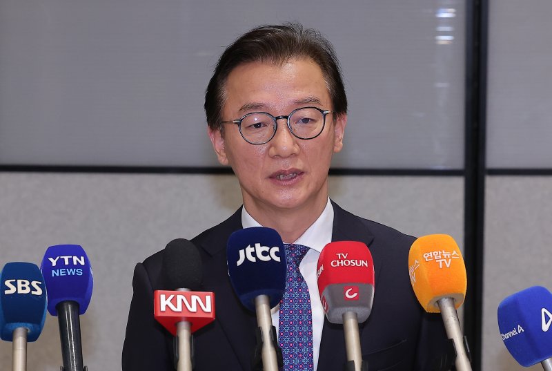 통일교로부터 금품을 수수했다는 의혹이 제기된 전재수 해양수산부 장관이 11일 오전 'UN해양총회' 유치 활동을 마친 후 인천국제공항 제2여객터미널을 통해 귀국해 입장을 밝히고 있다. 2025.12.11/뉴스1 ⓒ News1 김성진 기자