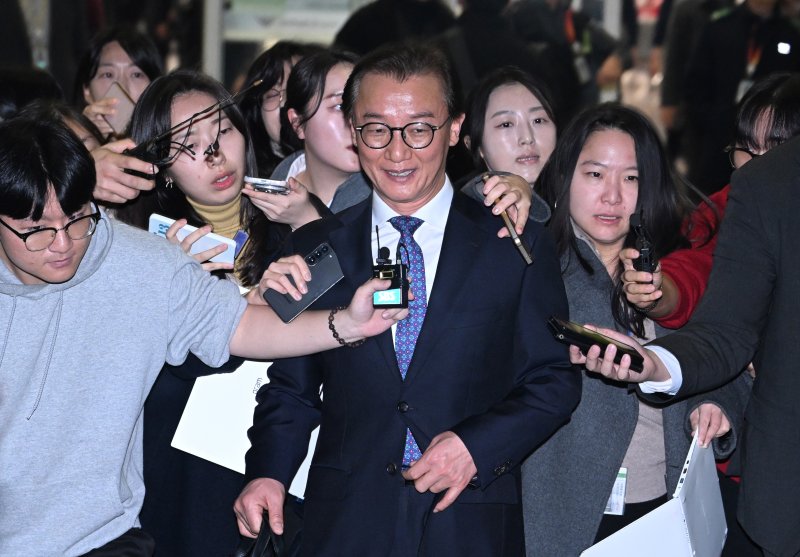 통일교로부터 금품을 수수했다는 의혹이 제기된 전재수 해양수산부 장관이 11일 오전 'UN해양총회' 유치 활동을 마친 후 인천국제공항 제2여객터미널을 통해 귀국해 입장을 밝힌 후 차량에 탑승하고 있다. (공동취재) 2025.12.11/뉴스1 ⓒ News1 김성진 기자